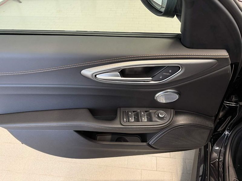 Alfa Romeo Giulia (2025) 2.0 Turbo 280k AT8 AWD  INTENS - fotka 17 z 23