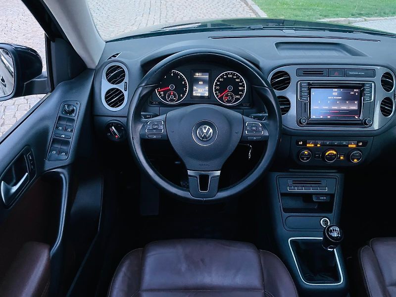Volkswagen Tiguan 1.4TSI MANUÁL VÝHŘEV PANORAMA - fotka 24 z 46