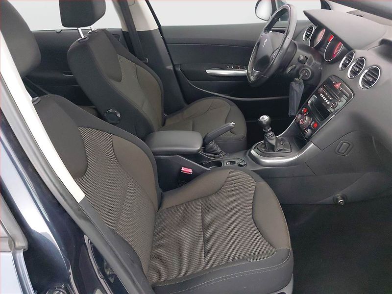 Peugeot 308 (2013) 1.6 e-HDi, 7 míst, ČR,1.maj - fotka 9 z 17