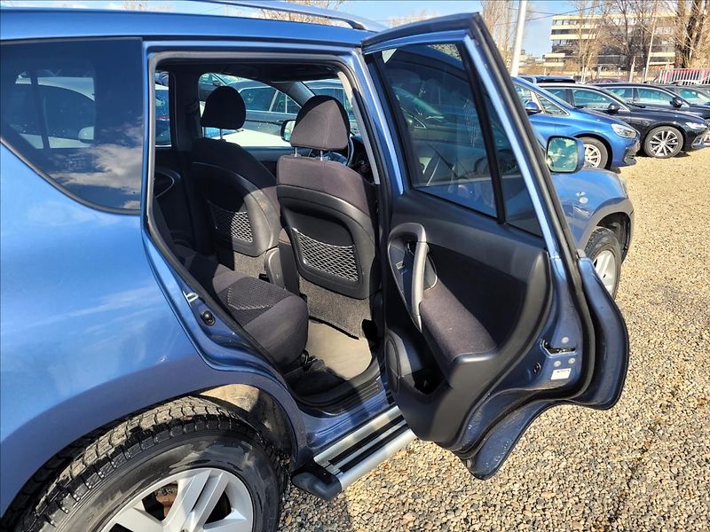 Toyota RAV4 2,2 D4-D,4x4,klima,alu, - fotka 15 z 35
