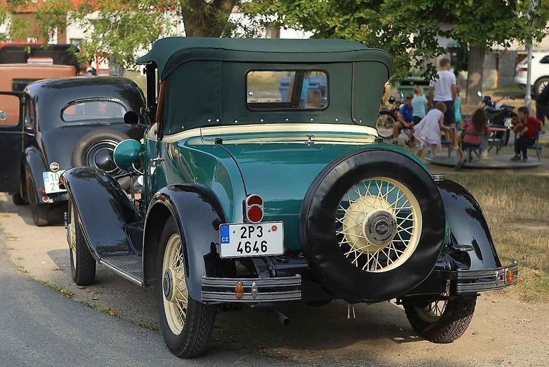 Krása a elegance starých strojů na veteránské vyjížďce plzeňského Veteran Car Clubu v Radobyčicích.