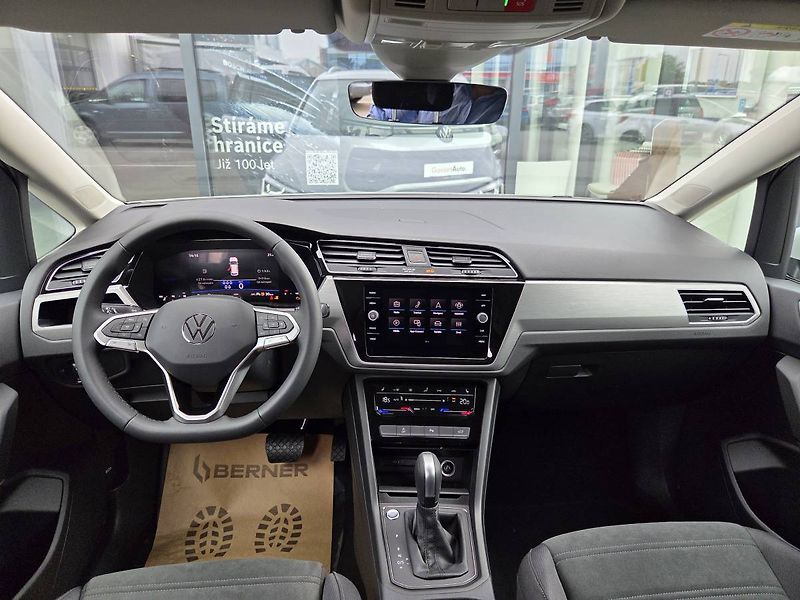 Volkswagen Touran (2026) 1.5 TSI DSG7 R-Line 7 míst - fotka 15 z 50