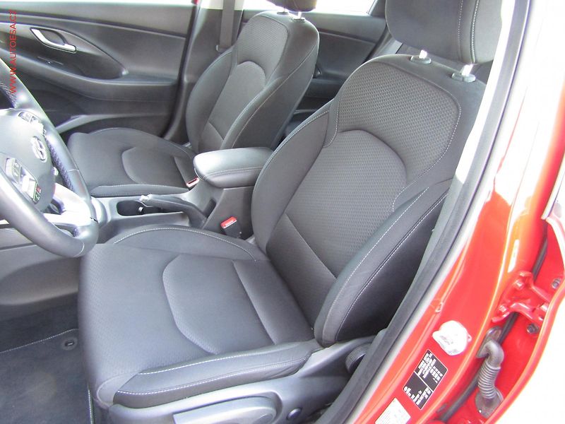 Hyundai i30 (2019) 1.6CRDi, ČR, AC, park.asist - fotka 9 z 16