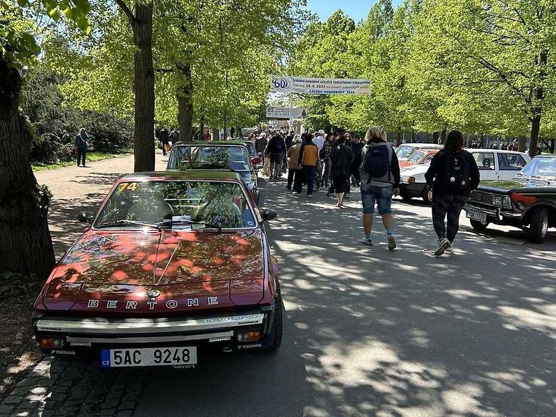 Kolonádu ovládla italská auta, na náměstí se dala ochutnat jihoevropská jídla.