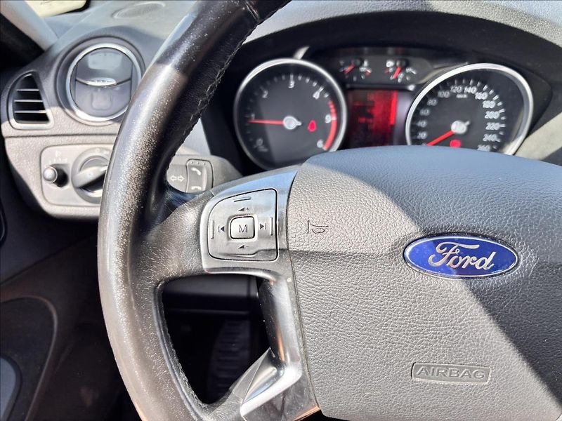 Ford S-MAX 2,0 TDCi 103kW Titanium 7 MÍST - fotka 20 z 24