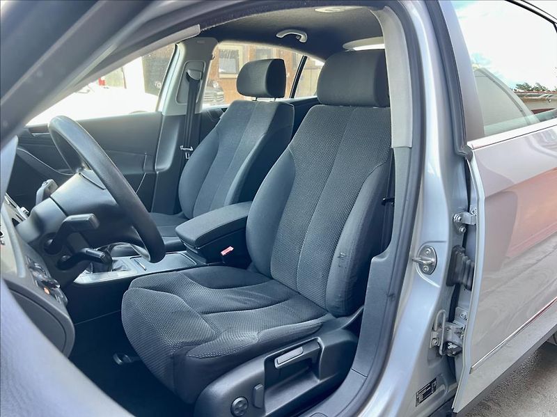 Volkswagen Passat 2,0 FSI  COMFORTLINE - fotka 9 z 28