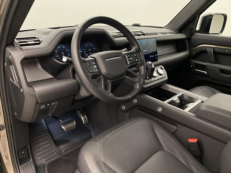 Land Rover Defender 110 D300 X AWD AUT CZ - fotka 4 z 55