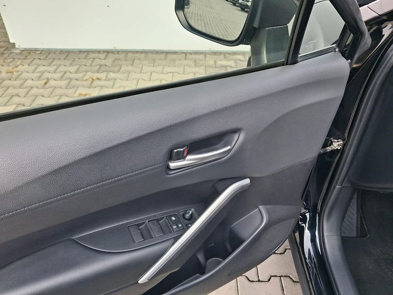 Toyota Corolla Cross 2.0 HSD e-CVT Style - fotka 12 z 21