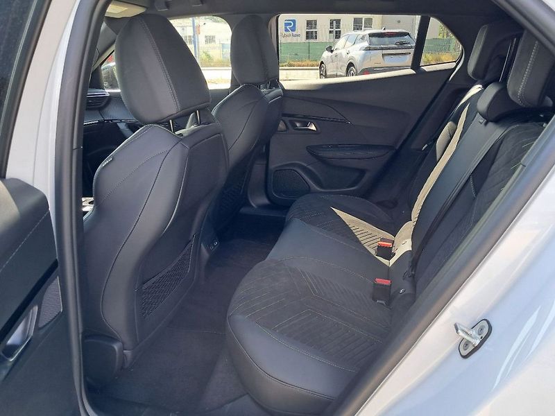 Peugeot 2008 GT Elektromotor 115 kW (Bateri - fotka 10 z 16