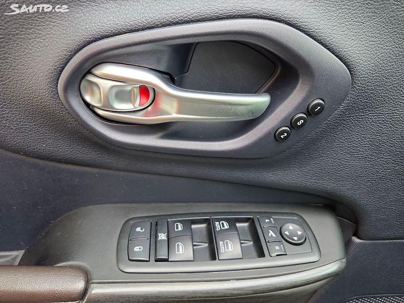 Jeep Cherokee (2014) 2.0 CRD 4x4 Limited Aut Pano - fotka 22 z 35