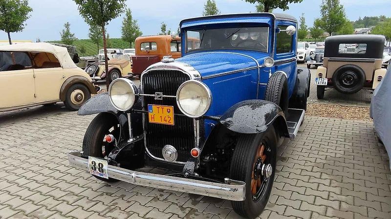 Pálavský Oldtimer přilákal na Břeclavsko desítky elegantnch veteránů.