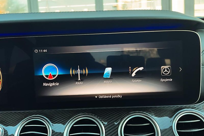 Mercedes-Benz Třídy E (2017) E63S AMG 4Matic+ V8 Biturbo - fotka 65 z 99