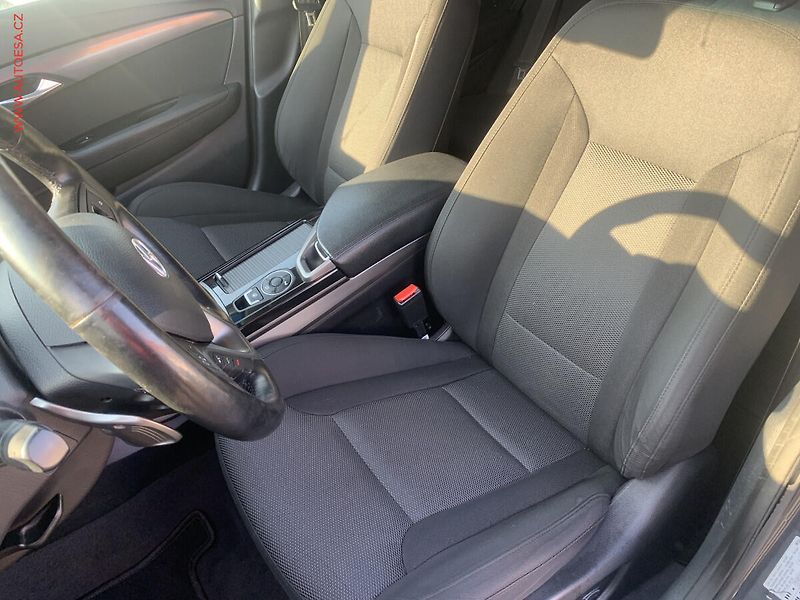 Hyundai i40 (2015) 1.7 CRDi, Automat - fotka 9 z 17