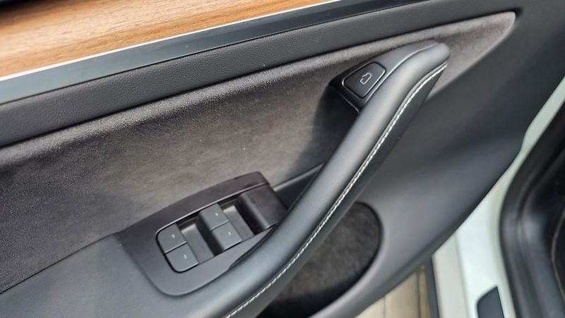 Tesla Model Y (2023) Long Range AWD DE SoH 93,7% TZ - fotka 16 z 34