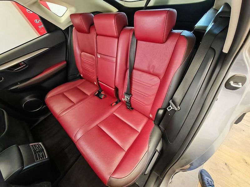 Lexus NX 300h 300h AWD PRESTIEGE SAFETY - fotka 18 z 43
