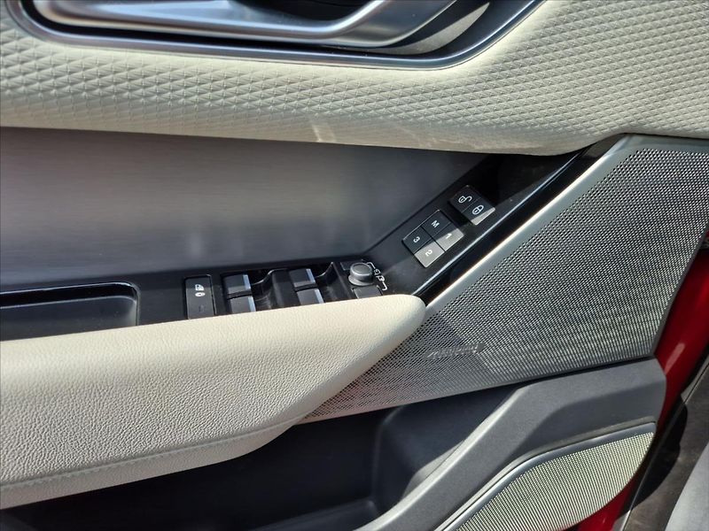 Land Rover Range Rover Velar 3,0 D300 R-Dynamic SE - fotka 18 z 19