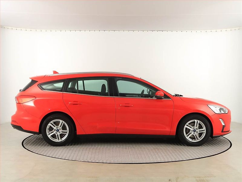 Ford Focus (2020) 1.0 EcoBoost, Tempomat - fotka 6 z 17