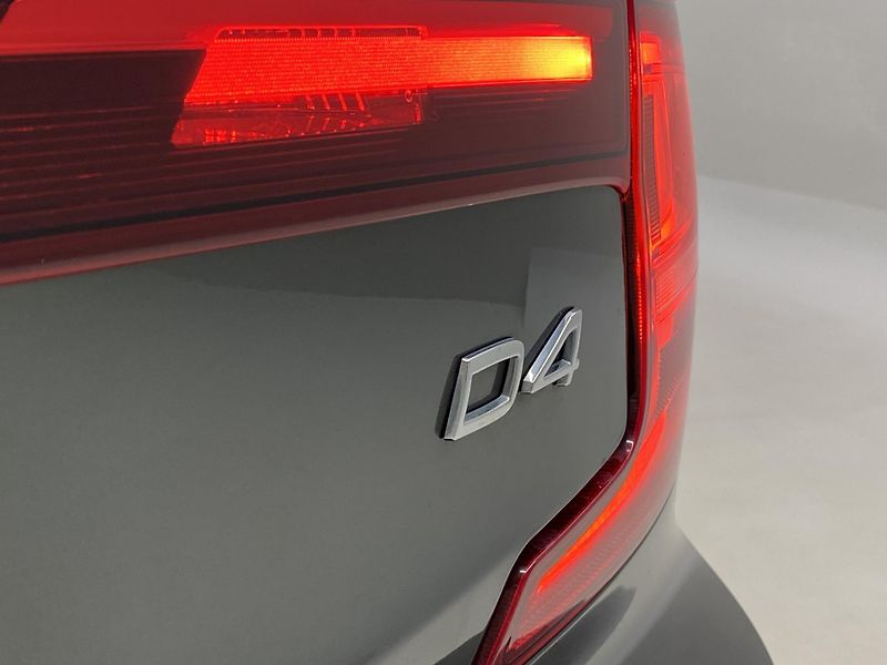 Volvo S90 D4 MOMENTUM AUT - fotka 32 z 43