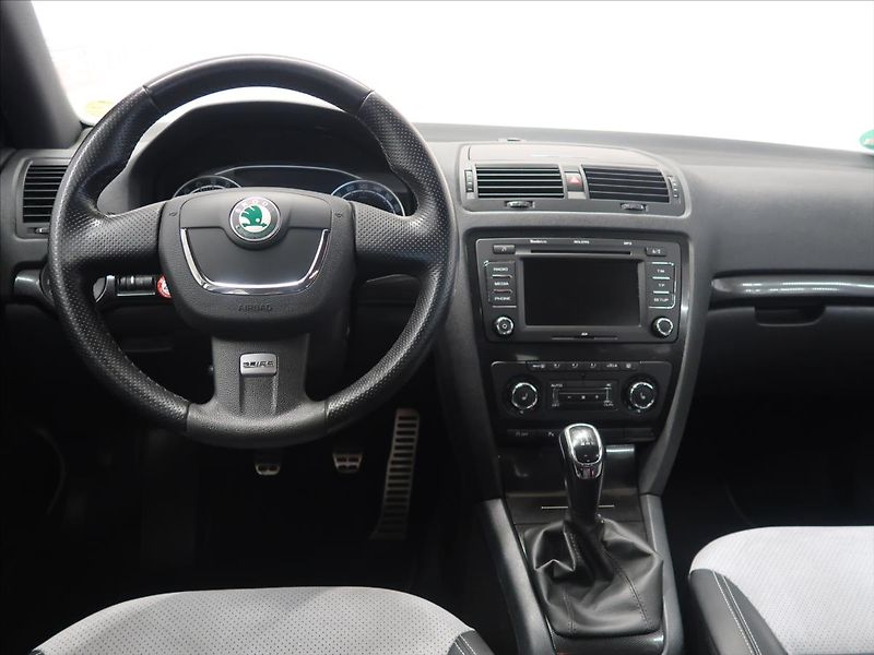 Škoda Octavia 2,0 TDI CR RS nezávislé topení - fotka 24 z 29