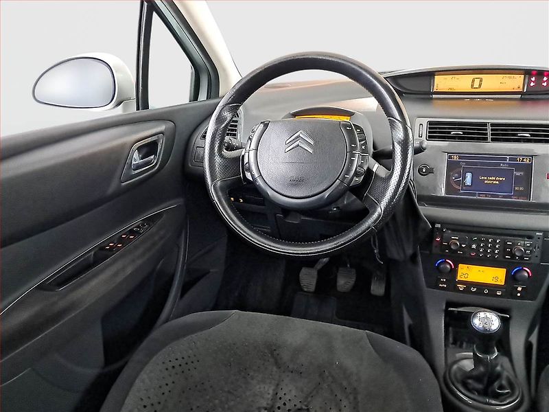 Citroën C4 (2005) Exclusive 1.6 HDi, nová STK - fotka 7 z 17