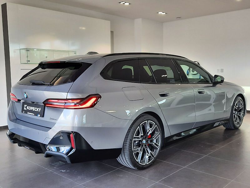 BMW Řada 5 (2026) 540d xDrive Touring M Sport - fotka 6 z 17