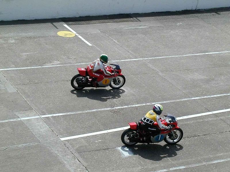 Kenny Roberts, Barry Sheene a Johny Cecotto při holandské TT 500 ccm v Assenu.