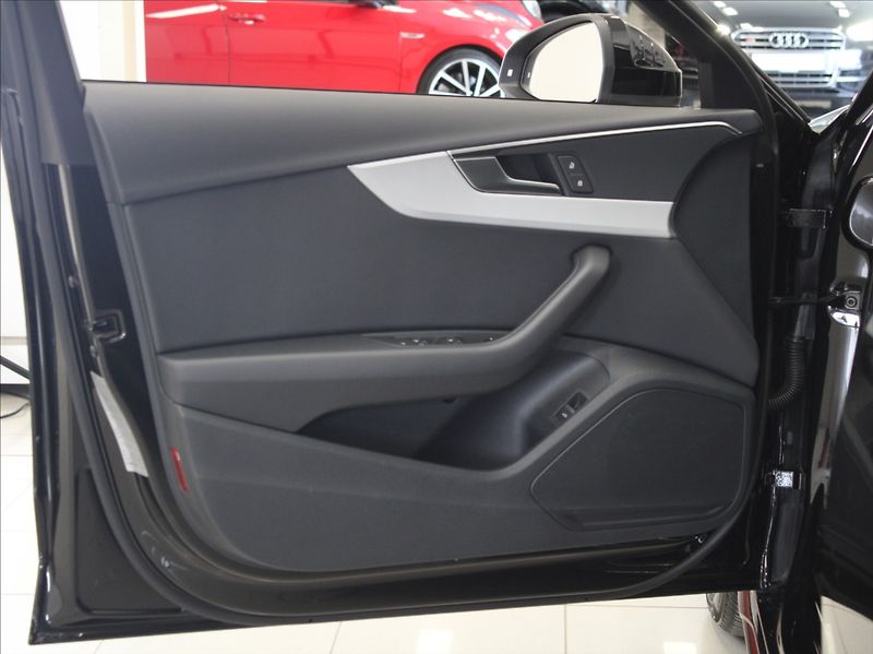 Audi A4 2,0 TFSi 150kW Avant ACC LED - fotka 19 z 28