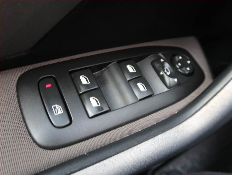 Peugeot 2008 (2018) 1.2 PureTech, Serv.kniha, Kůže - fotka 18 z 19