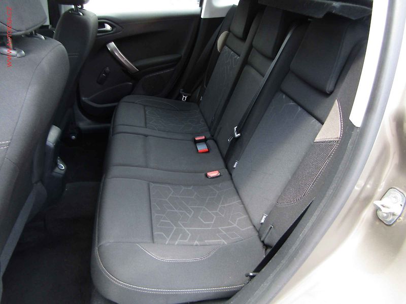 Peugeot 2008 (2016) 1.2 PT, ČR, AC, tempo, park - fotka 10 z 19