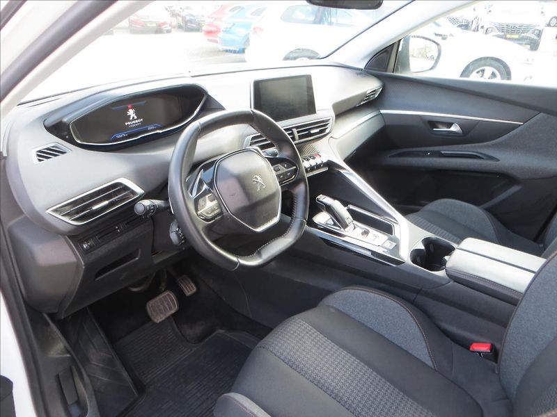 Peugeot 3008 1,5 BlueHDi AUT ACTIVE ČR - fotka 11 z 23