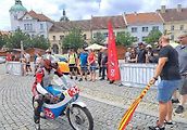 Přehlídku závodních aut a motocyklů pořádal Autoklub Mělník.