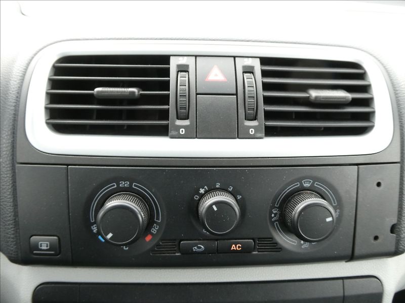 Škoda Fabia 1,2 HTP 51kW Ambiente,DPH,klim - fotka 27 z 51