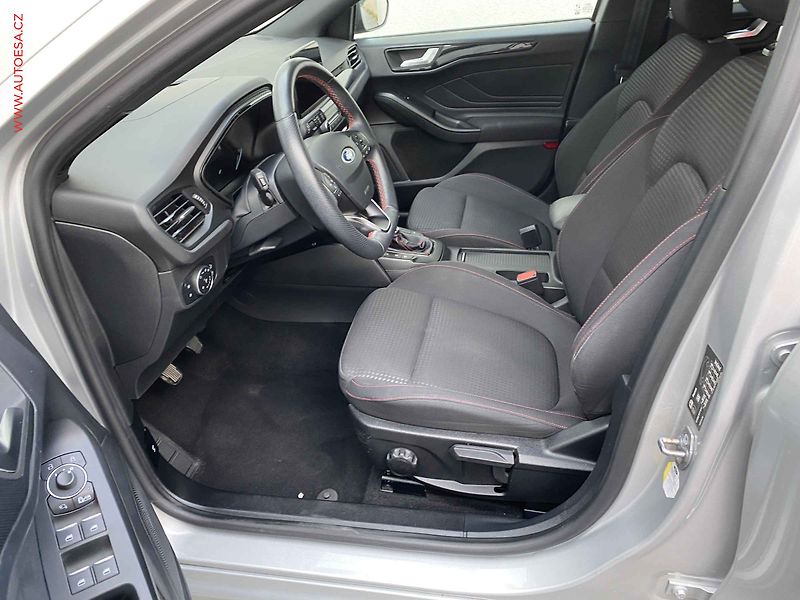 Ford Focus (2021) 1.0 EB, ST-Line, LED, navi - fotka 9 z 19