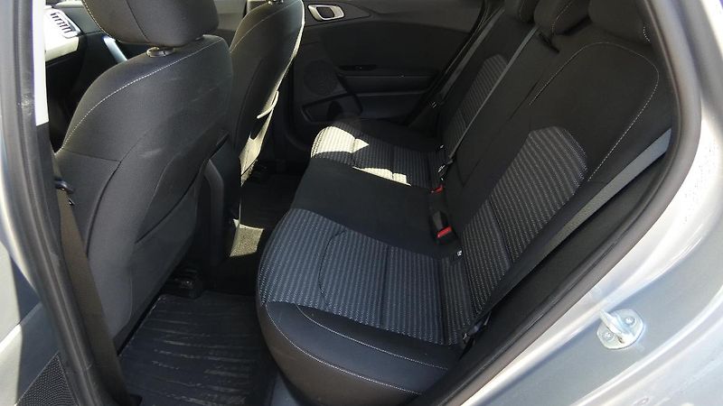 Kia Ceed 1.5 T-GDI 118kW TOP SW DCT - fotka 19 z 22