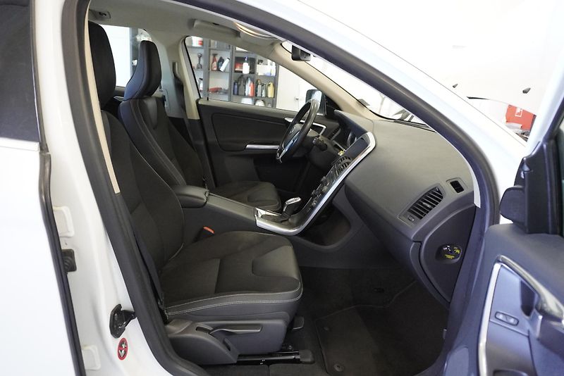 Volvo XC60 D4 AWD MOMENTUM AUT. - fotka 24 z 26