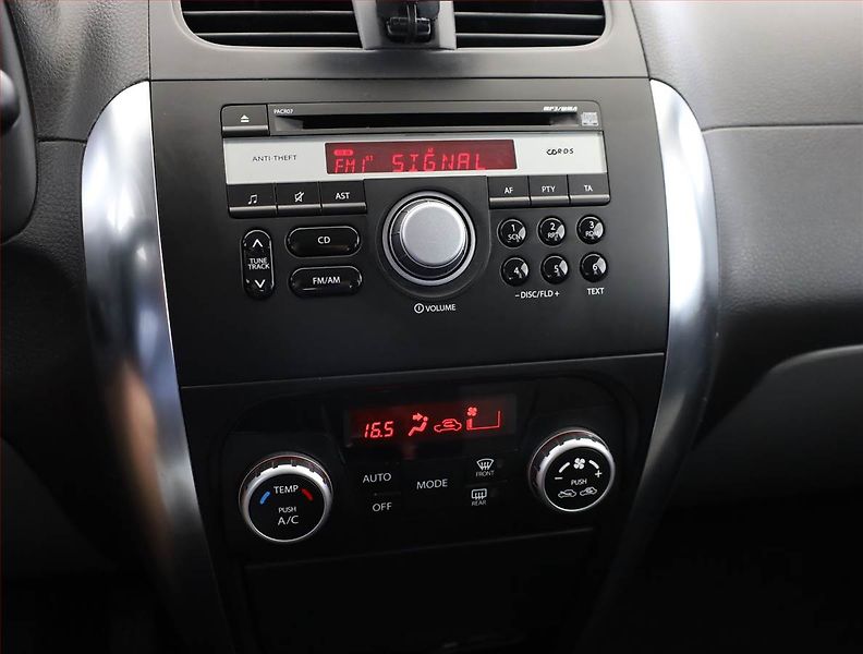Suzuki SX4 (2010) 1.6 VVT, 4X4, Park. senzory - fotka 10 z 15