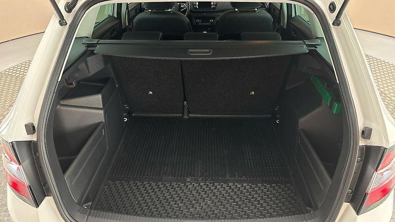Škoda Fabia 1.0 TSI Ambition Combi - fotka 17 z 24