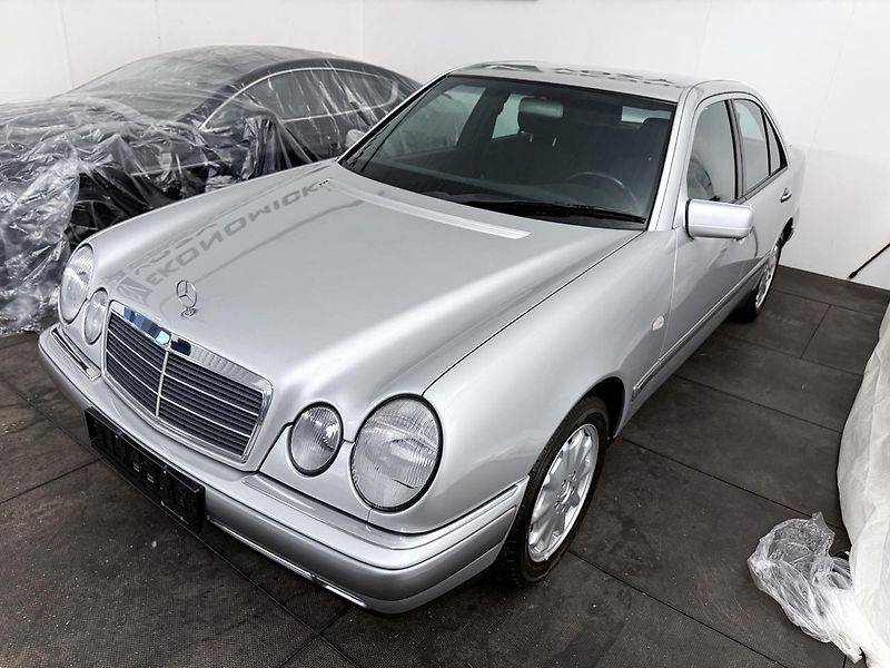 Mercedes-Benz Třídy E (1997) 200i,kompressor,Elegance - fotka 1 z 31