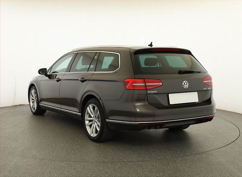 Volkswagen Passat (2016) Highline 2.0 TDI, Automat - fotka 4 z 19