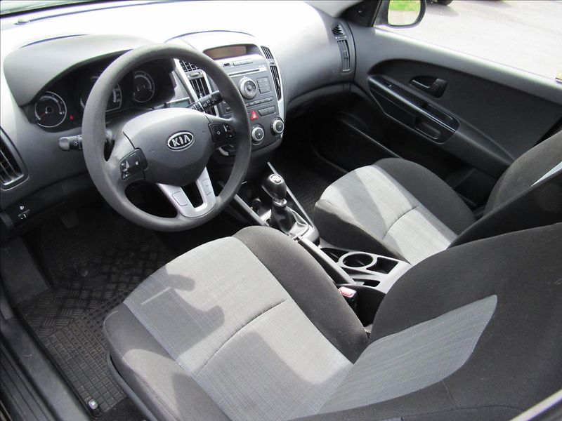 Kia Ceed 1,6 CRDi 66kW Combi - fotka 9 z 25
