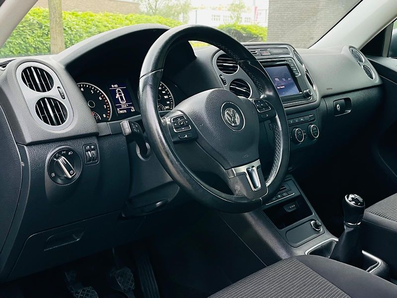 Volkswagen Tiguan 1.4TSI MANUÁL SENZORY TAŽNÉ - fotka 27 z 47