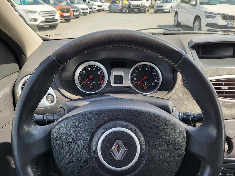 Renault Clio GRANDTOUR 1.2 i 16V ČR 1.majit - fotka 10 z 40