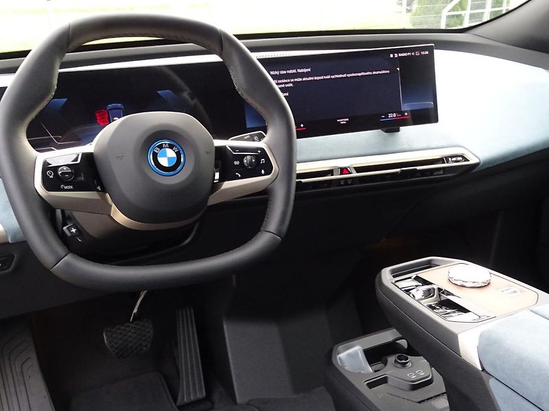 BMW iX xDrive40 - fotka 6 z 7