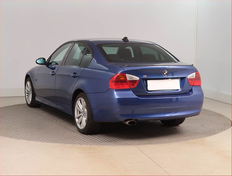 BMW Řada 3 (2008) 318 d, Vyhř. sedaček - fotka 4 z 15
