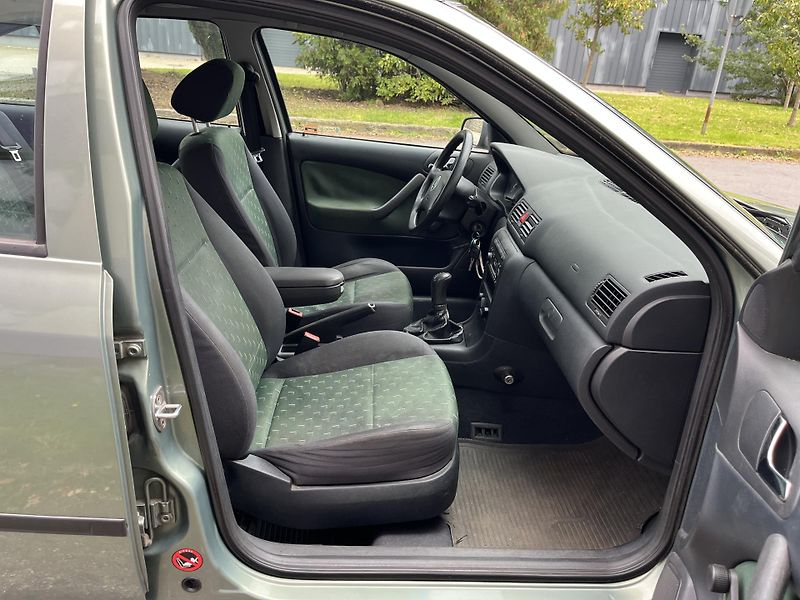 Škoda Octavia 1,6 MPi Ambiente/ servisní k. - fotka 21 z 28