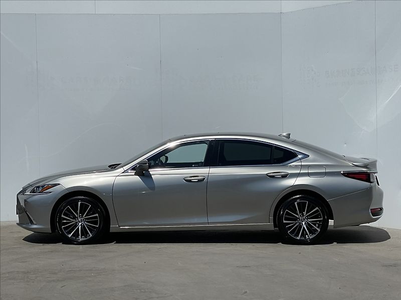 Lexus ES 300h 2,5 Business Edition - fotka 2 z 22