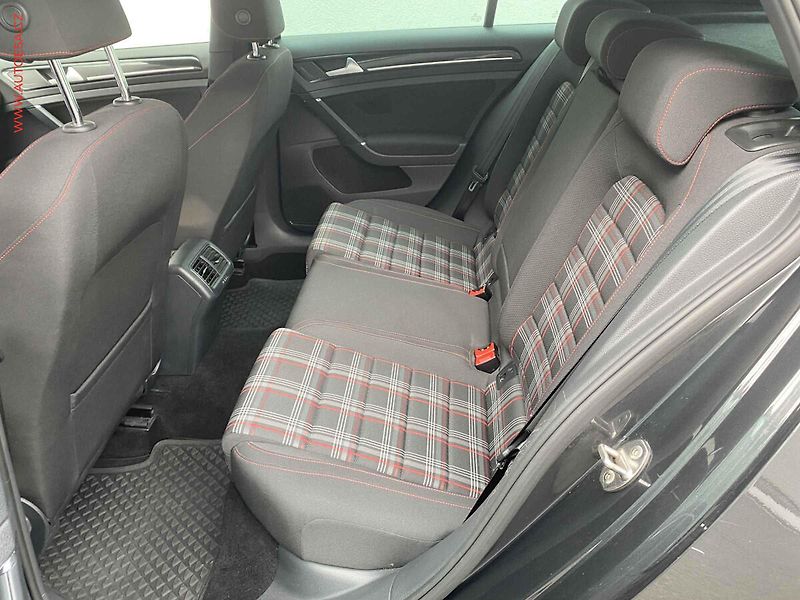 Volkswagen Golf (2015) 2.0 TFSi, GTi, DSG - fotka 10 z 18