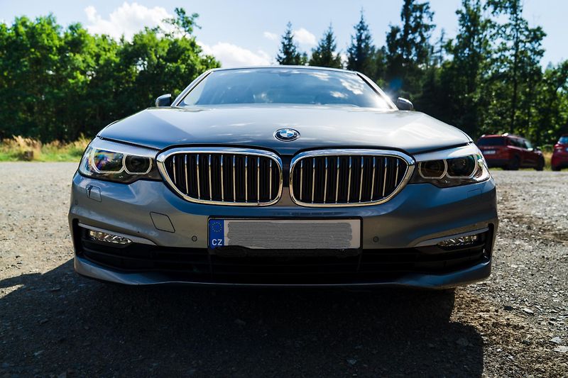 BMW Řada 5 (2017) BMW 520d xDrive Limousine - fotka 14 z 43