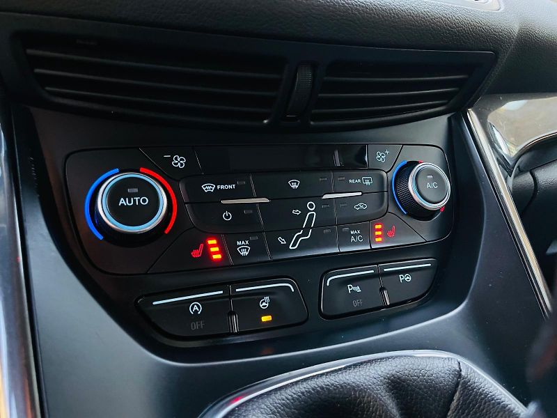 Ford C-MAX 2.0TDCi MANUÁL VÝHŘEV TAŽNÉ  - fotka 41 z 47