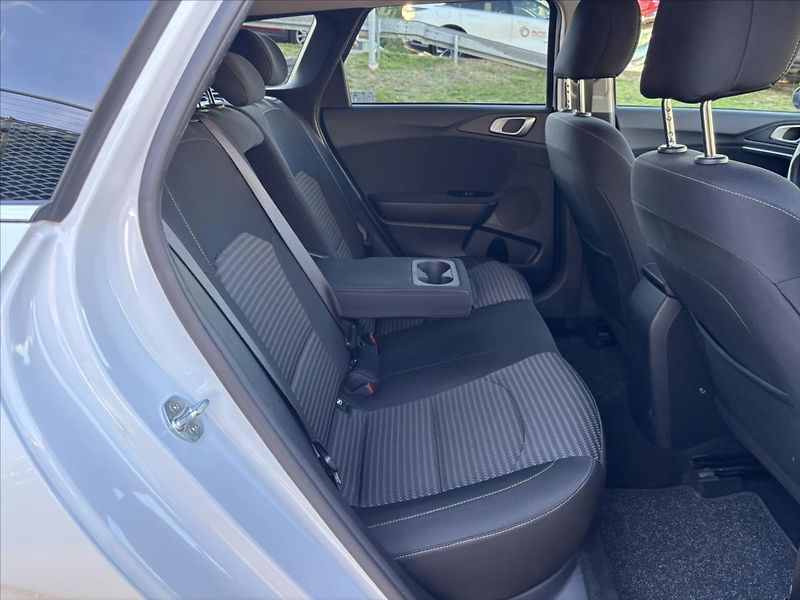 Kia Ceed 1,5 TGDi TOP ZÁRUKA NAVI KAMER - fotka 14 z 41